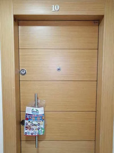 Hane kapısına broşür dağıtımı